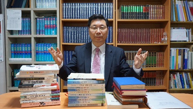 인터뷰두손포즈.JPG